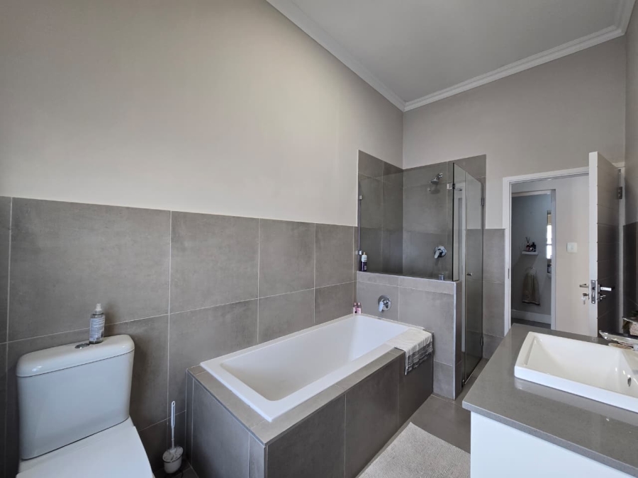 4 Bedroom Property for Sale in Kingswood Golf Estate Western Cape